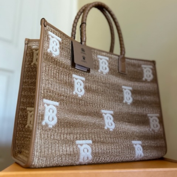 Burberry Large Freya Tote - Picture 7 of 9